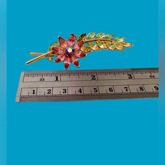 Crown Trifari Brooch.  Spring flowers colorful. Rare excellent condition - Picture 2 of 7